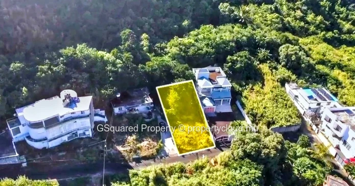 **Terrain idéal à vendre à Candos : vue imprenable et proximité !**