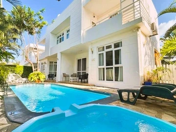 À Vendre: Duplex de 3 Chambres à Flic en Flac, avec Piscine, 574m² de Terrain
