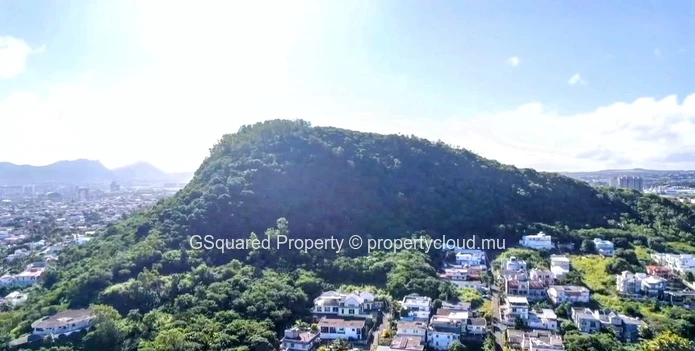 **Terrain idéal à vendre à Candos : vue imprenable et proximité !**